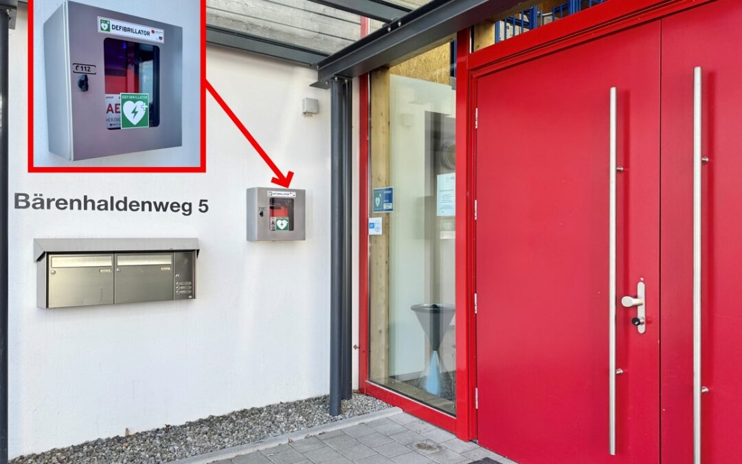 Inbetriebnahme eines Defibrillators am Haupteingang der TSV-Halle