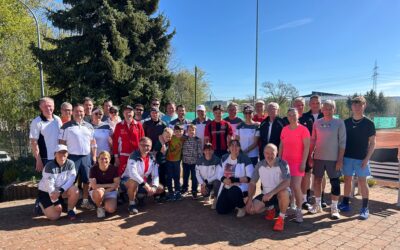 Saisonauftakt der Tennisabteilung Hüttlingen: Schleifchen, Sonne und starke Aufschläge